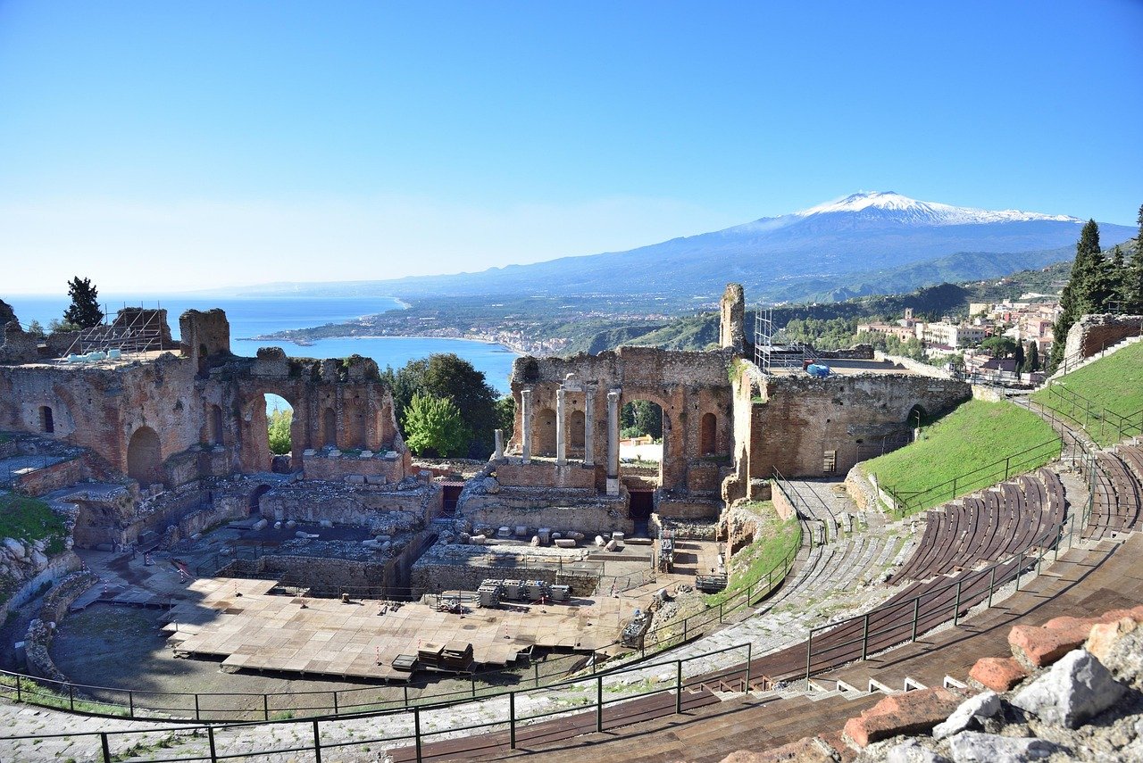 Teatro Antico di Taormina con l'Etna sullo sfondo ,Sicilia